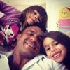Vitor Belfort posa com as filhas, Vitoria e Kyara