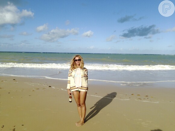 Beyoncé posou em uma praia de Trancoso, na Bahia, segurando a garrafa de uma conhecida cerveja brasileira