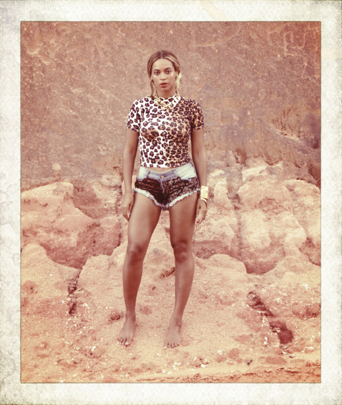 Foto: Beyoncé posa nas falésias descalça e com um look em de animal ...
