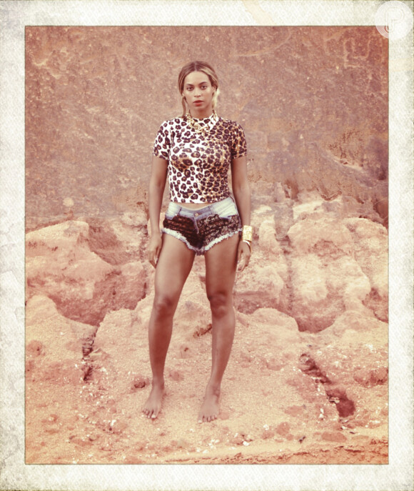 Beyoncé posa nas falésias descalça e com um look em de animal print