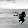 Beyoncé posa pulando em uma praia de Trancoso, na Bahia
