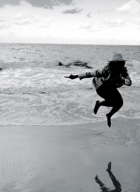 Beyoncé posa pulando em uma praia de Trancoso, na Bahia