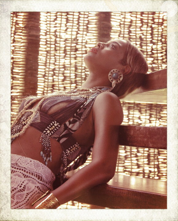 Beyoncé usou um look africano para visitar o Quadrado, região histórica de Trancoso