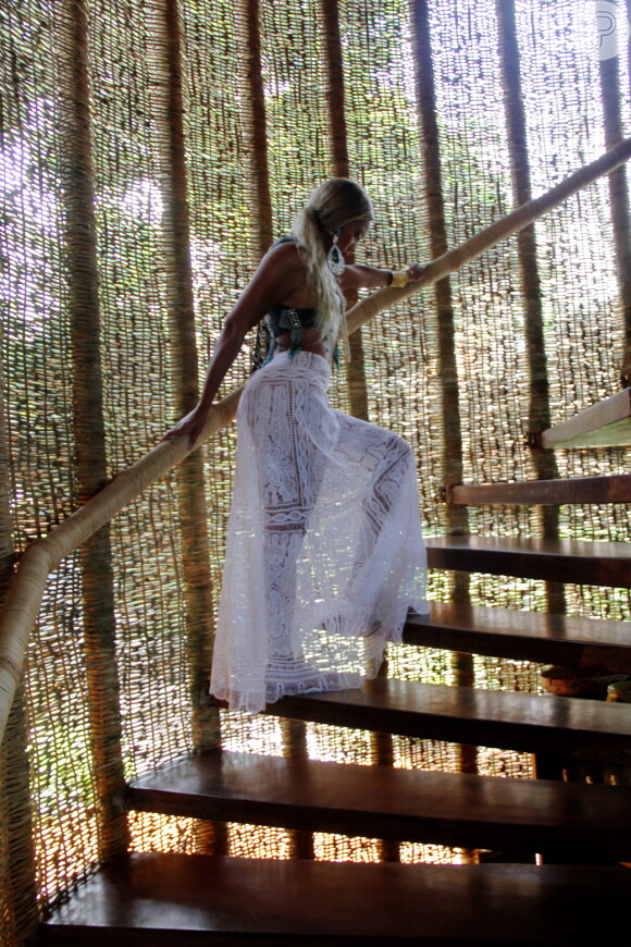 Beyoncé posa com saia de renda na escada da residência que ficou hospedada em Trancoso. O imóvel tem 800m²