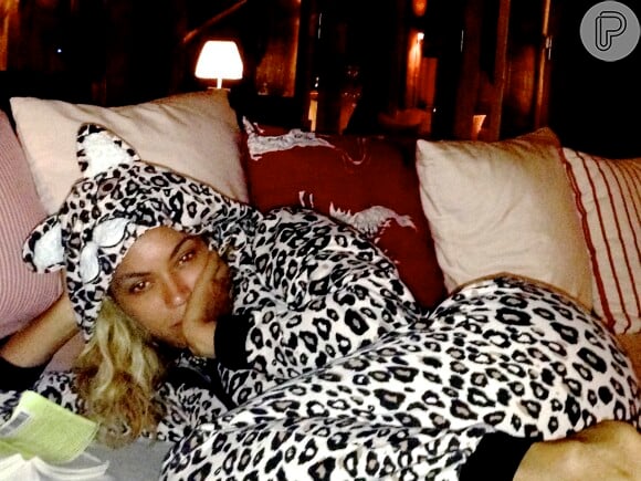 Beyoncé posa com pijama de leopardo para o próprio Tumblr