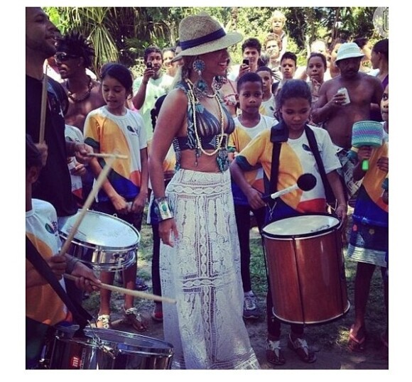 Beyoncé se divertiu com crianças de um escola pública de Trancoso nesta terça-feira, em 18 de setembro de 2013