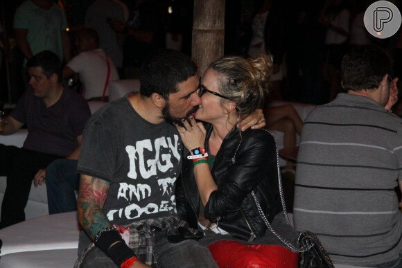 Natallia Rodrigues e Tchello se beijam em camarote do Rock in Rio