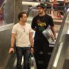 Os atores de 'Amor à Vida', Rodrigo Andrade e Caio Castro aproveitaram a tarde para fazer compras em shopping carioca