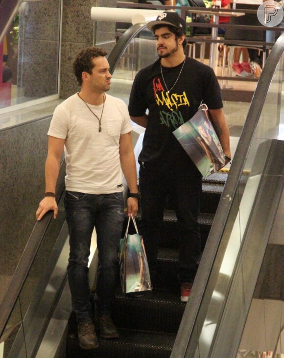 Os atores de 'Amor à Vida', Rodrigo Andrade e Caio Castro aproveitaram a tarde para fazer compras em shopping carioca