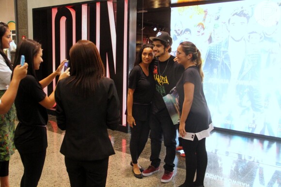 Caio Castro atende às suas fãs em shopping carioca, nesta sexta-feira (20)