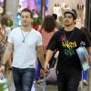Caio Castro e Rodrigo Andrade fazem compras em shopping carioca, nesta sexta-feira (20)