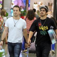 Caio Castro e Rodrigo Andrade vão às compras em shopping carioca