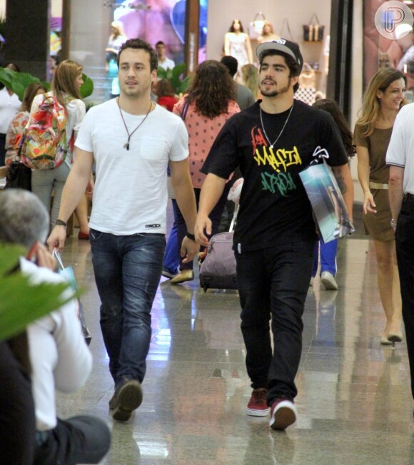 Caio Castro e Rodrigo Andrade fazem compras em shopping carioca, nesta sexta-feira (20)