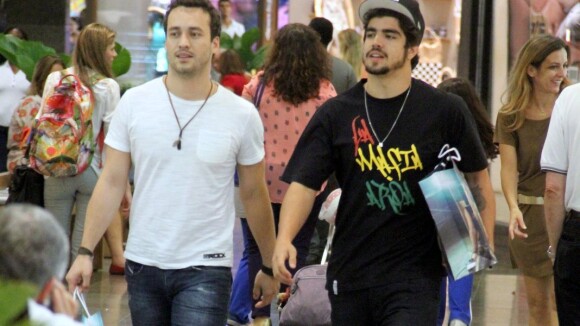 Caio Castro e Rodrigo Andrade vão às compras em shopping carioca