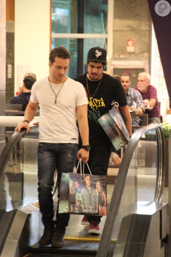 Rodrigo Andrade e Caio Castro, atores de 'Amor à Vida', aproveitaram a tarde desta sexta-feira (20), para fazer compras em shopping carioca