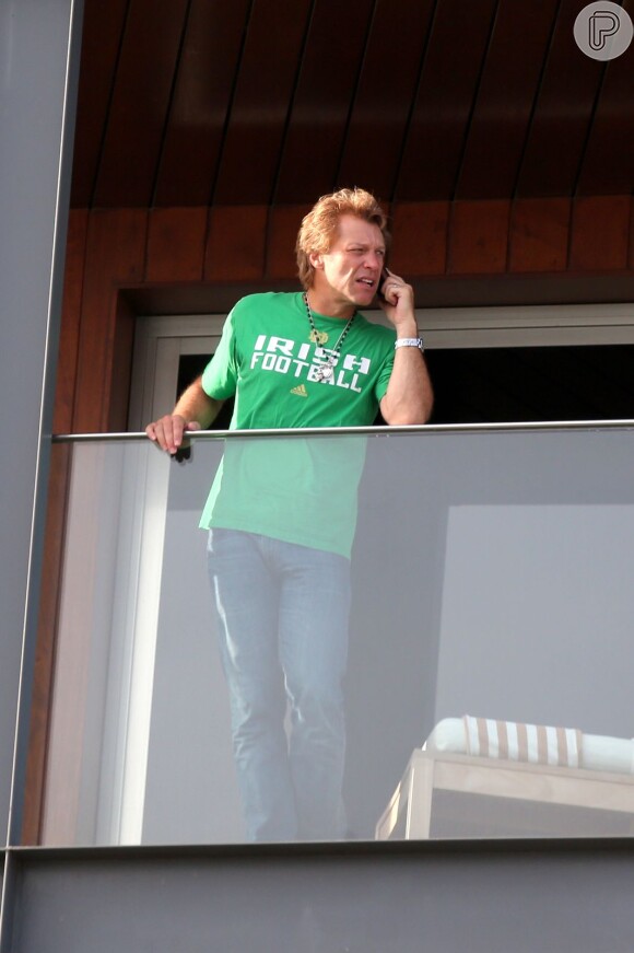 Jon Bon Jovi aparece com uma camisa da Irlanda falando ao celular