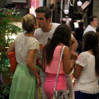 Flávia Alessandra beija Otaviano Costa em passeio com Giulia em shopping do Rio