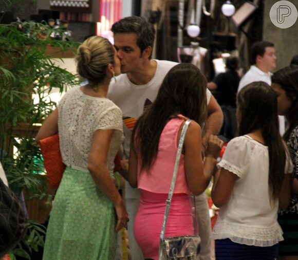 Flávia Alessandra beija Otaviano Costa durante passeio em shopping do Rio, em 20 de dezembro de 2012