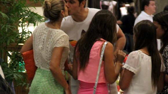 Flávia Alessandra beija Otaviano Costa em passeio com Giulia em shopping do Rio