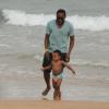 Lázaro Ramos se diverte em praia com o filho, João Vicente