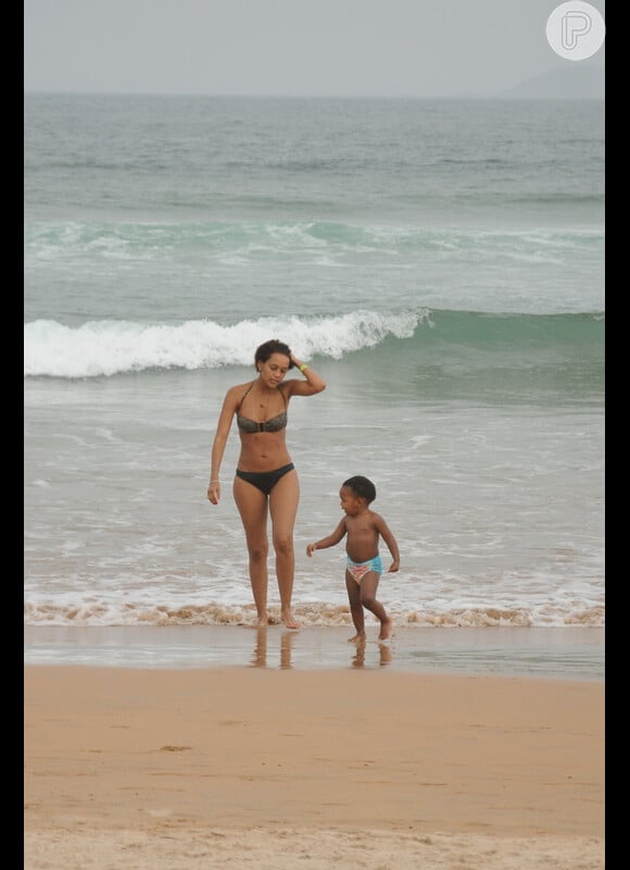 Taís Araújo e o filho, João Vicente, são vistos na praia de Geribá, em Búzios