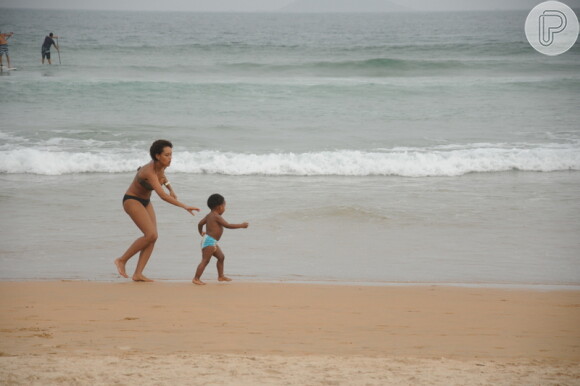 Taís Araújo corre atrás do filho, João Vicente, na praia de Geribá, em Búzios
