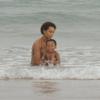 Taís Araújo é fotografada na praia de Geribá, em Búzios, com o filho, João Vicente