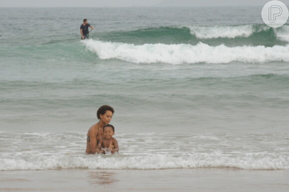 Taís Araújo é fotografada na praia de Geribá, em Búzios, com o filho, João Vicente