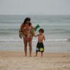 Dira Paes também esteve na praia de Geribá, em Búzios, com o filho Inácio