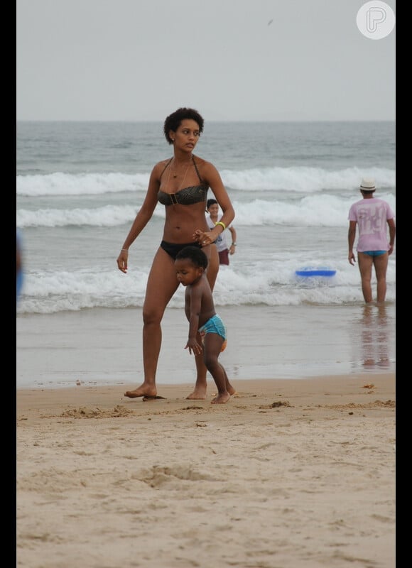 Taís Araújo dispensa babá e cuida do filho, João Vicente, em praia de Búzios, no Rio de Janeiro