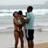 Taís Araújo e Lázaro Ramos dispensam babá e cuidam do filho, João Vicente, em praia de Búzios