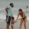 Taís Araújo e Lázaro Ramos curtem fim de semana em Búzios com o filho, João Vicente, de 2 anos. O casal foi flagrado na praia de Geribá em 22 de setembro de 2013