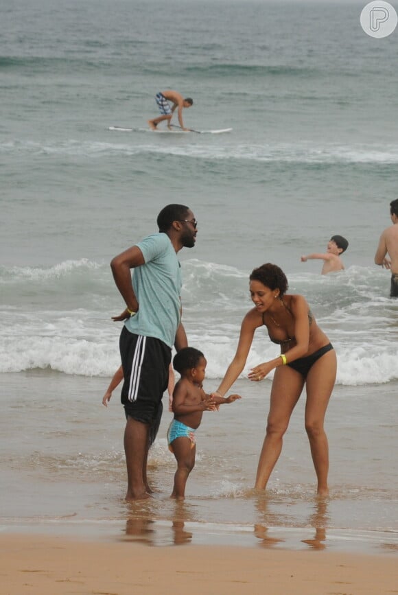 Taís Araújo e Lázaro Ramos curtem fim de semana em Búzios com o filho, João Vicente, de 2 anos. O casal foi flagrado na praia de Geribá em 22 de setembro de 2013