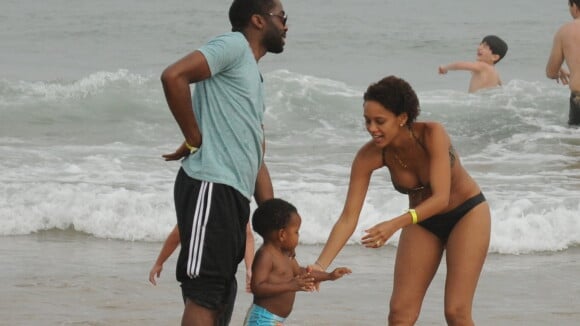 Taís Araújo dispensa babá e curte praia de Búzios com Lázaro Ramos e o filho