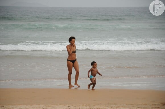 Taís Araújo exibe corpo em forma em praia de Búzios e cuida do filho, João Vicente