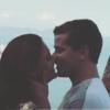 Thiago Martins beija a namorada Paloma Bernardi em vídeo publicitário