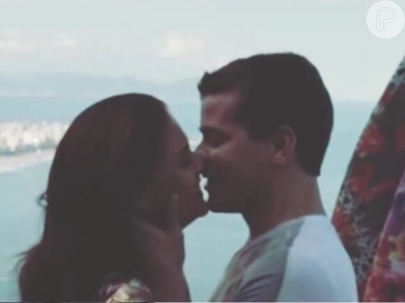 Thiago Martins beija a namorada Paloma Bernardi em vídeo publicitário