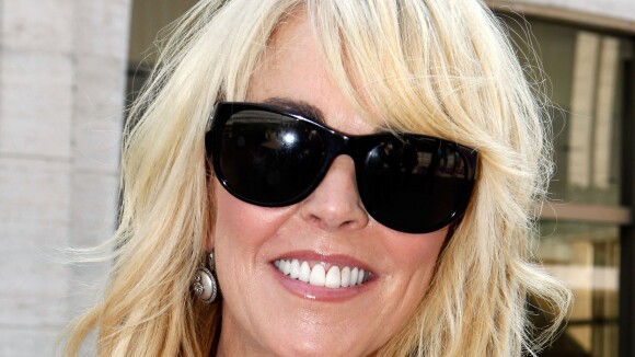 Mãe de Lindsay Lohan tem carteira de motorista suspensa por dirigir alcoolizada