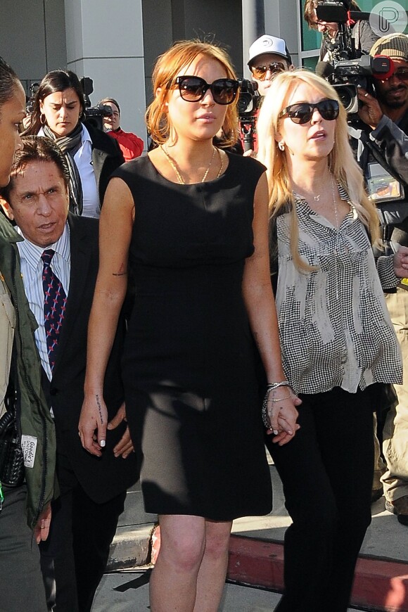 Após ser flagrada dirigindo alcoolizada e em alta velocidade, Dina Lohan, mãe da atriz Lindsay Lohan, tem carteira de motorista suspensa