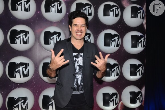 Rogério Flausino prestigia a festa de lançamento da MTV Brasil