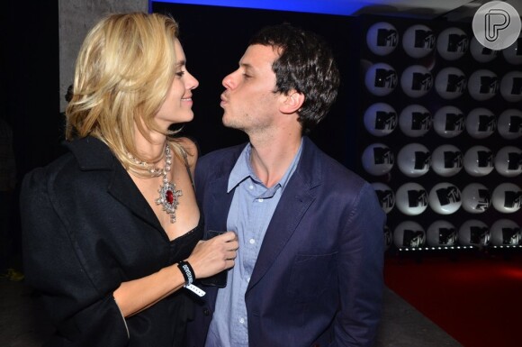 Carolina Dieckmann acompanha o marido, Tiago Worcman, vice-presidente da MTV Brasil, na festa de lançamento da emissora