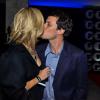 Carolina Dieckmann e Tiago Worcman se beijam na festa de lançamento da MTV Brasil