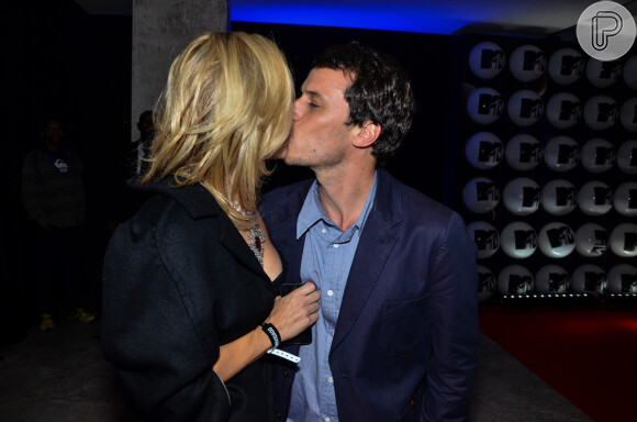 Carolina Dieckmann e Tiago Worcman se beijam na festa de lançamento da MTV Brasil