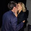 Carolina Dieckmann e Tiago Worcman trocam beijos na festa de lançamento da MTV Brasil
