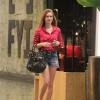 A atriz Marina Ruy Barbosa exibiu as pernas em look despojado durante passeio em shopping carioca, nesta quarta-feira (25)