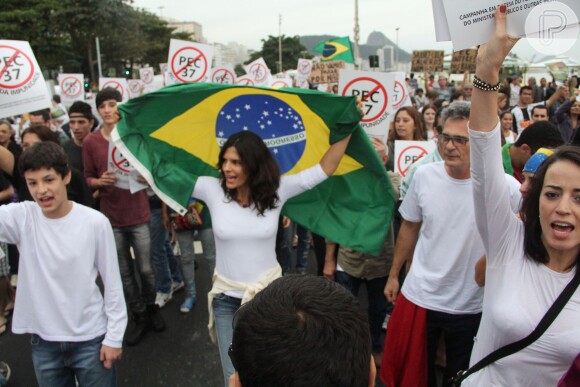 A atriz Helena Ranaldi participou do protesto contra a aprovação do PEC 37, no Rio de Janeiro