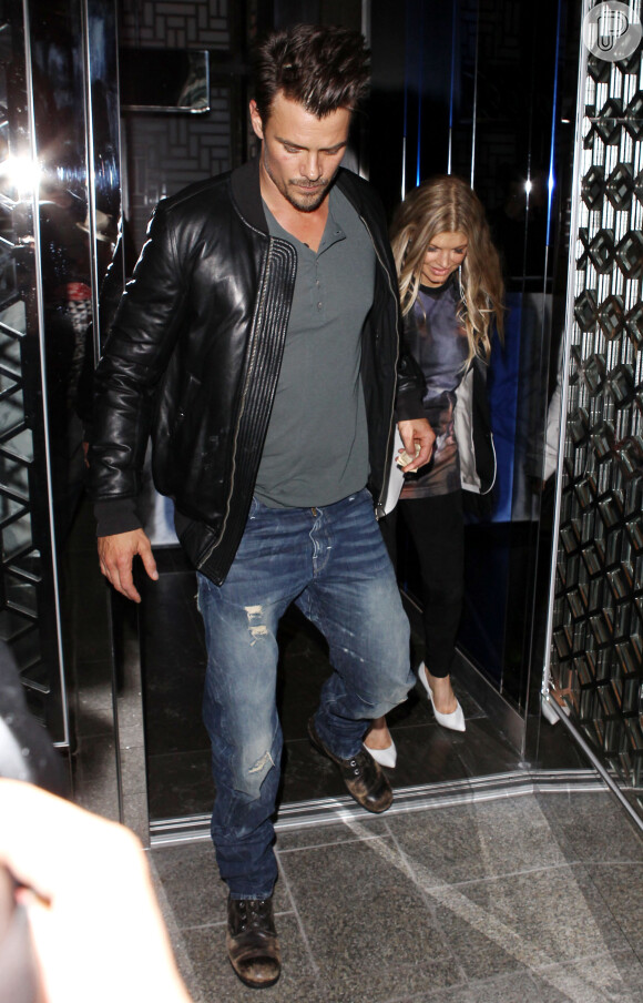 Fergie e Josh Duhamel deixam restaurante de Los Angeles, na Califórnia