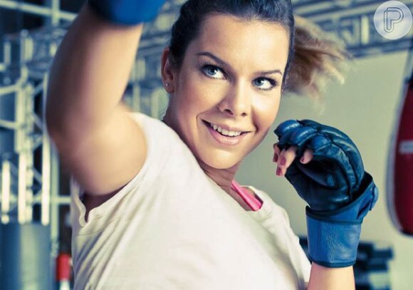 Fernanda Souza mantém a forma lutando muay thai
