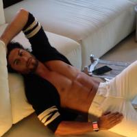Jesus Luz posa sensual para edição italiana da revista 'Vanity Fair'