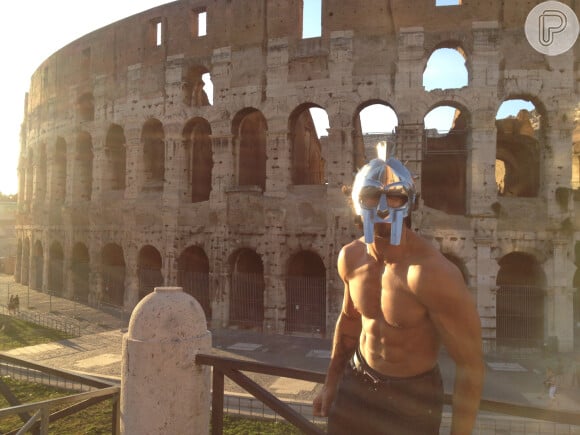 Na Itália, Jesus Luz também já participou de um ensaio fotográfico em frente ao Coliseu